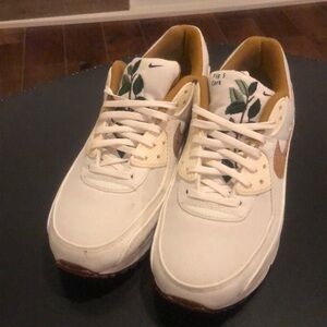 Custom Nike Airmax Women’s size 9.5. Worn once- perfect condition!